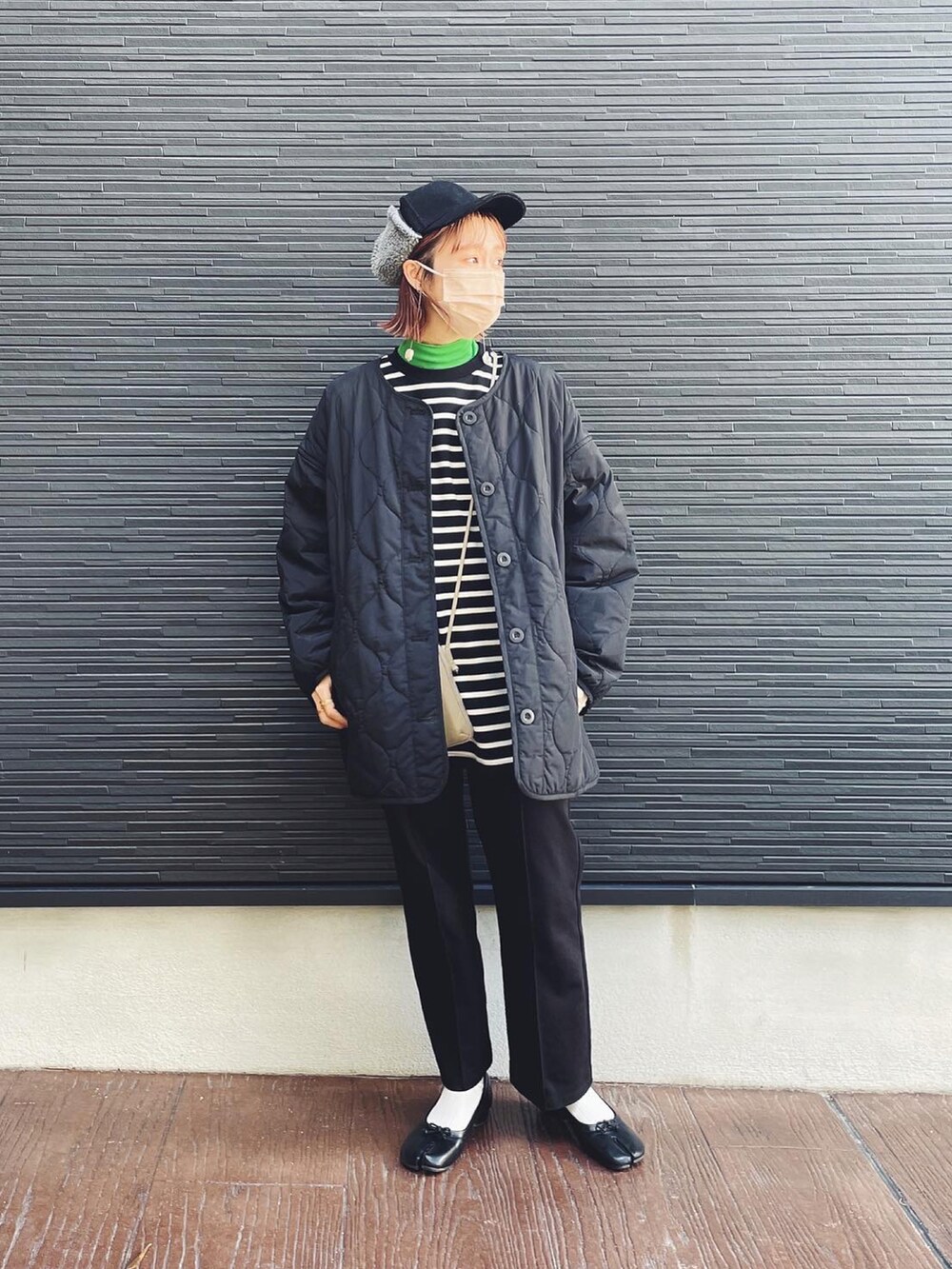 「LOWRYSFARM、ローリーズファーム(LOWRYS FARM)、ママコーデ、ママファッション、ボーダー、ボーダートップス、タートルネック、休日コーデ、キルティング、キルティングジャケット、足袋パンプス、ボアキャップ、キャップ、お洒落さんとつながりたい」｜「DONOBANのアイテム（シューズ、ブラック系）」を使った、milkさん（レディース・160cm）の秋コーディネートの4枚目の写真