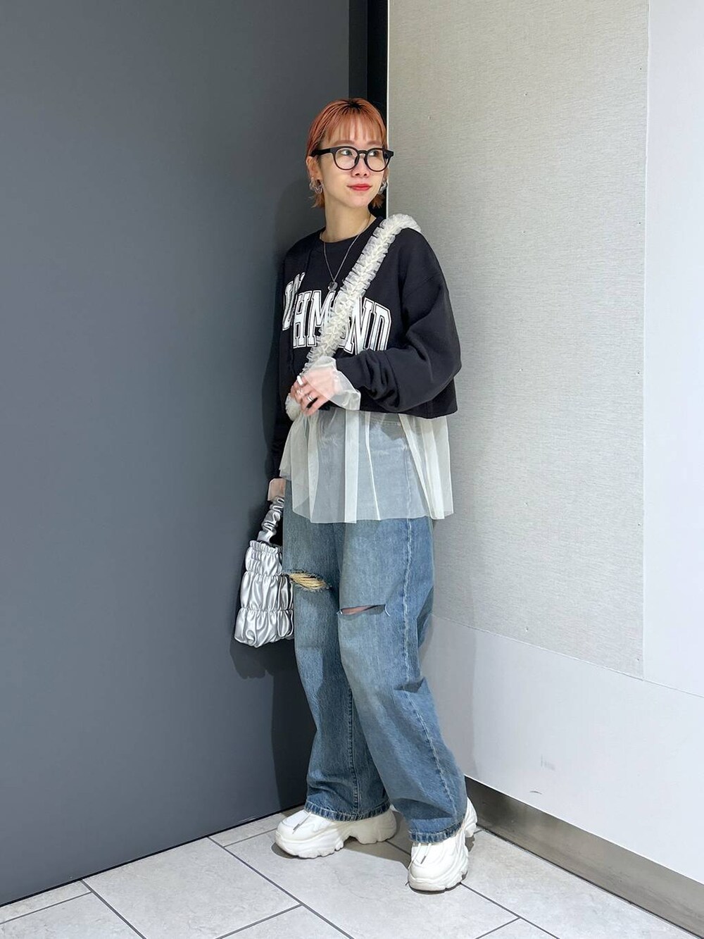 「女子ウケ、個性派、差し色コーデ、ママコーデ、冬コーデ、ローリーズスタイル_LOWRYS FARM、公認インフルエンサー_LOWRYS FARM、大人女子カジュアル_LOWRYS FARM、カジュアル、メガネ、LOWRYS FARM、着痩せ・細見え、スウェット、デニムパンツ、スニーカー」|「Me%のチュールモバイルストラップ 977893(スマホグッズ、ベージュ系)」を使った、milkさん(レディース・160cm)の冬コーディネートの7枚目の写真