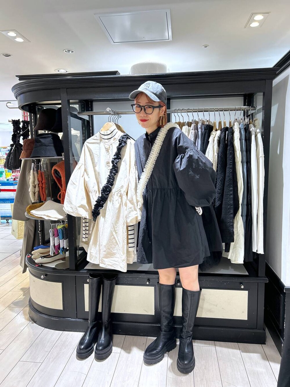 「カジュアル、メガネ、LOWRYS FARM、ローリーズスタイル_LOWRYS FARM、公認インフルエンサー_LOWRYS FARM、大人女子カジュアル_LOWRYS FARM、ワンピース、ショートパンツ、キャップ、Me%、モバイルグッズ_Me%、着痩せ・細見え、女子ウケ、個性派、差し色コーデ」|「LOWRYS FARMのウォッシュドCAPNEWERA 102577(キャップ、ブラック系)」を使った、milkさん(レディース・160cm)の冬コーディネートの8枚目の写真