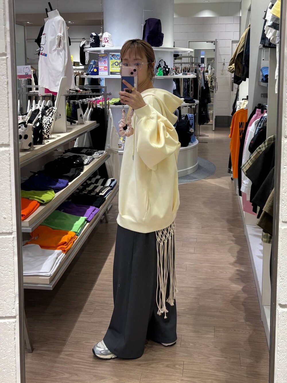 グレー系のスニーカー、グレー系のその他パンツ、イエロー系のキャミソールを着用したレディースの春コーディネートの5枚目の写真