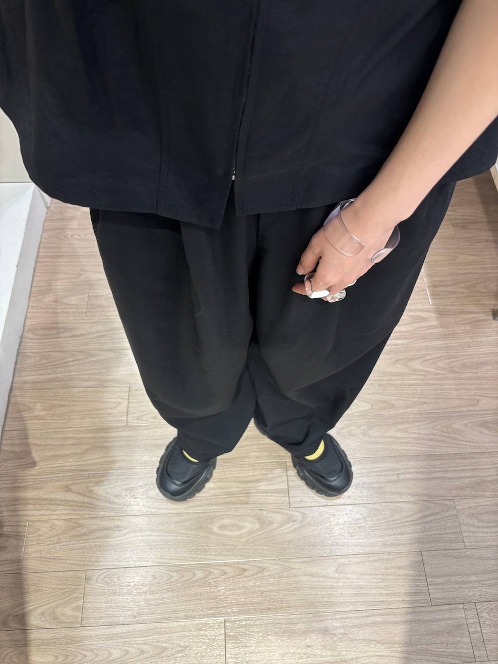 「差し色コーデ、カジュアル、女子ウケ、個性派、着痩せ・細見え、ママコーデ、春コーデ、ローリーズスタイル_LOWRYS FARM、公認インフルエンサー_LOWRYS FARM、大人女子カジュアル_LOWRYS FARM、メガネ、LOWRYS FARM」｜「LOWRYS FARMのフライスチビＴシャツＳＳ 111954（Tシャツ/カットソー、ブラック系）」を使った、milkさん（レディース・160cm）の春コーディネートの5枚目の写真