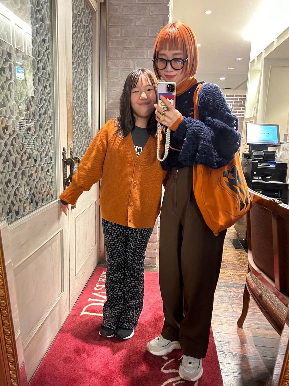 ブルー系のニット/セーターを着用したレディースの秋コーディネートの4枚目の写真