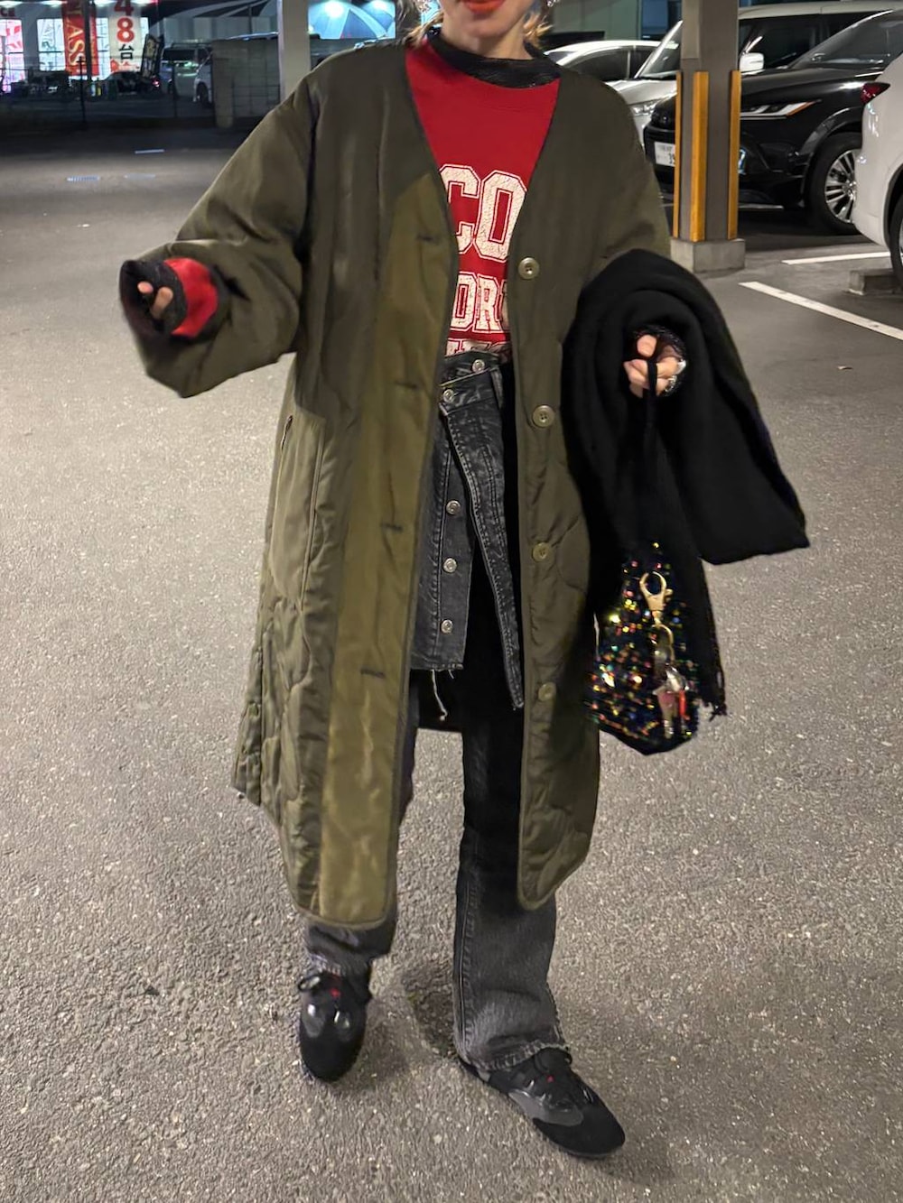 ブラック系のデニムパンツ、ブラック系のデニムスカート、その他のTシャツ/カットソーを着用したレディースの冬コーディネートの5枚目の写真