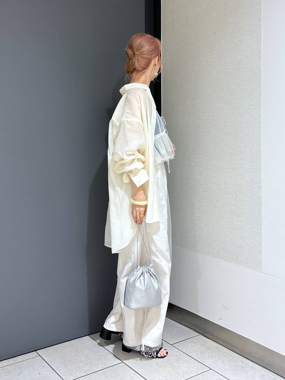 ブルー系のTシャツ/カットソー、ホワイト系のその他パンツ、シルバー系のショルダーバッグを着用したレディースの夏コーディネートの5枚目の写真