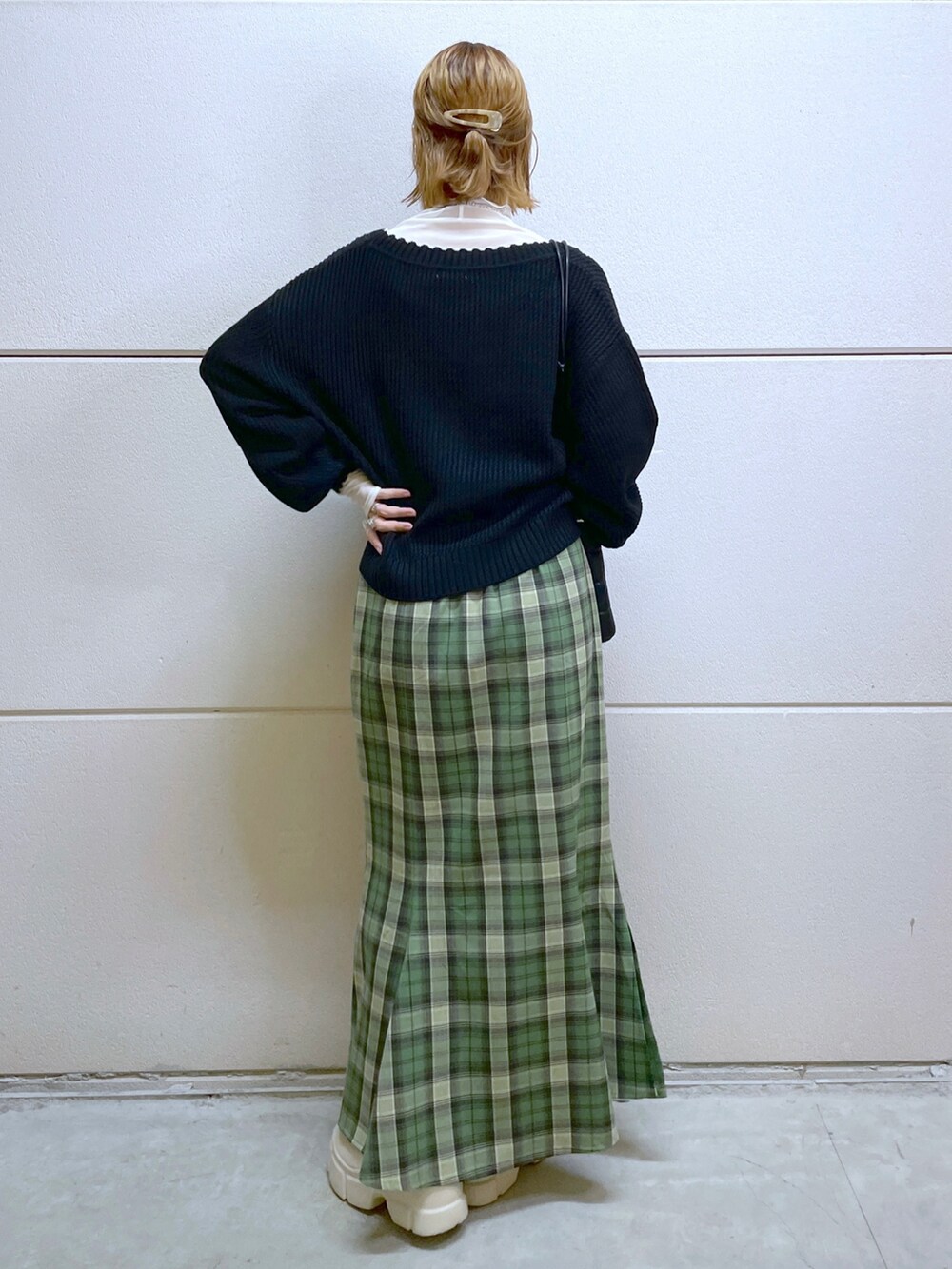 ブラック系のカーディガン/ボレロ、ホワイト系のトップス、グリーン系のスカートを着用したレディースの秋コーディネートの3枚目の写真