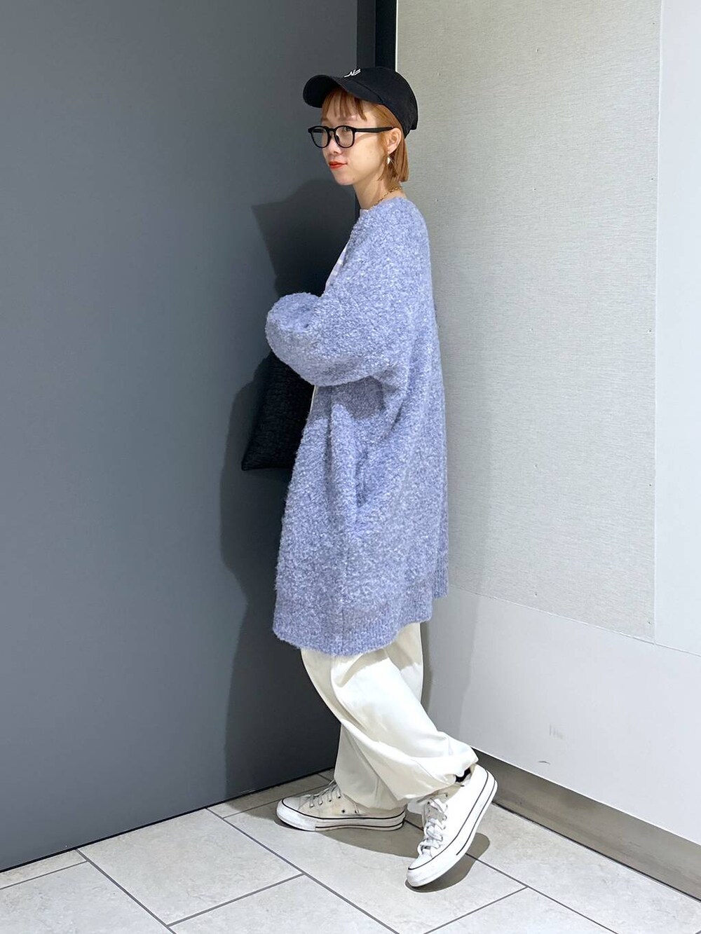 ブラック系のトートバッグ、パープル系のTシャツ/カットソー、パープル系のチュニックを着用したレディースの秋コーディネートの4枚目の写真