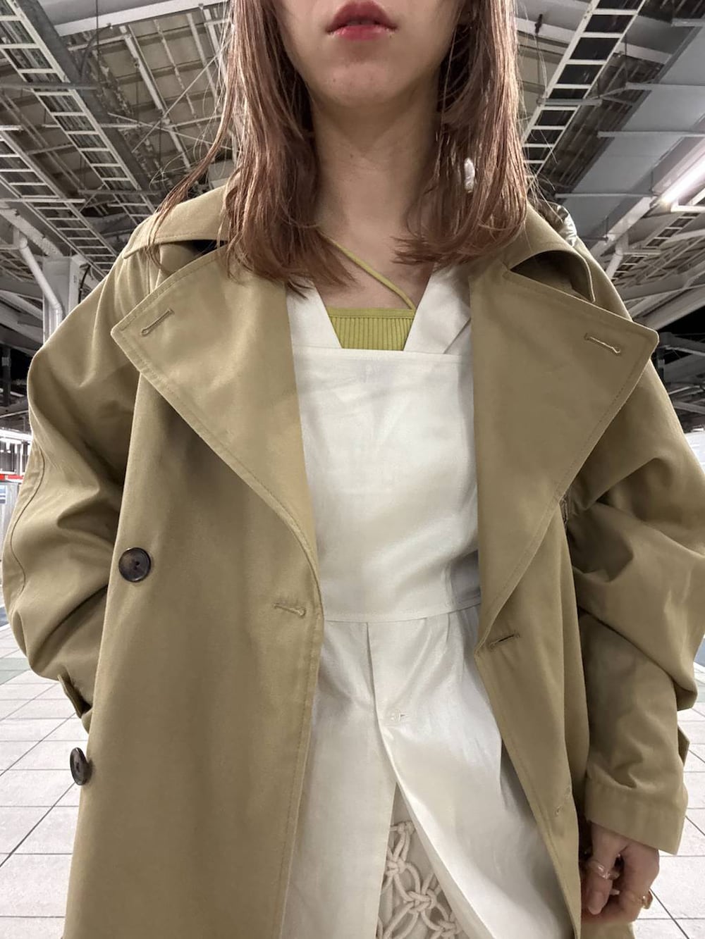 「女子ウケ、個性派、差し色コーデ、ママコーデ、ローリーズスタイル_LOWRYS FARM、公認インフルエンサー_LOWRYS FARM、大人女子カジュアル_LOWRYS FARM、カジュアル、メガネ、LOWRYS FARM、着痩せ・細見え、春コーデ、春アウター、トレンチコート、シャツ」｜「LOWRYS FARMのマクラメラップベルト　284590（ベルト、ベージュ系）」を使った、milkさん（レディース・160cm）の冬コーディネートの9枚目の写真