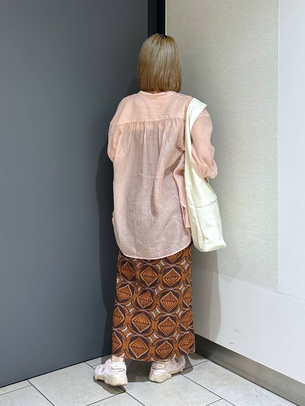 ホワイト系のトートバッグ、ブラウン系のTシャツ/カットソー、ピンク系のシャツ/ブラウスを着用したレディースの夏コーディネートの5枚目の写真