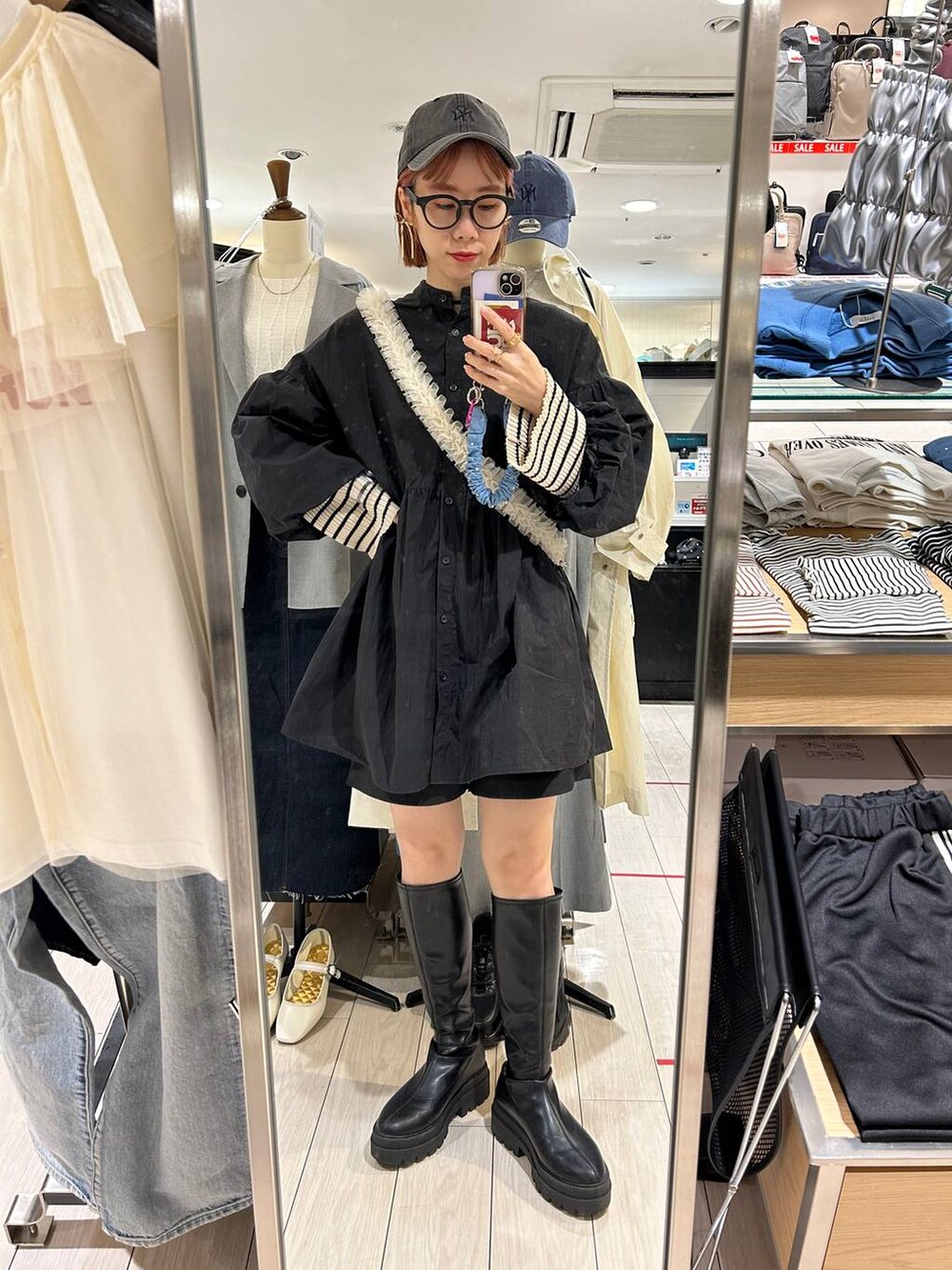 「カジュアル、メガネ、LOWRYS FARM、ローリーズスタイル_LOWRYS FARM、公認インフルエンサー_LOWRYS FARM、大人女子カジュアル_LOWRYS FARM、ワンピース、ショートパンツ、キャップ、Me%、モバイルグッズ_Me%、着痩せ・細見え、女子ウケ、個性派、差し色コーデ」|「LOWRYS FARMのウォッシュドCAPNEWERA 102577(キャップ、ブラック系)」を使った、milkさん(レディース・160cm)の冬コーディネートの9枚目の写真