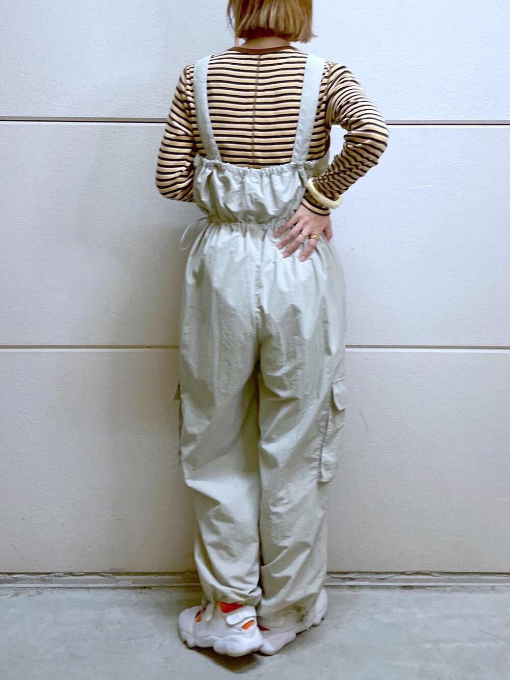 オレンジ系のTシャツ/カットソー、ホワイト系のその他パンツ、その他のメガネを着用したレディースの秋コーディネートの3枚目の写真