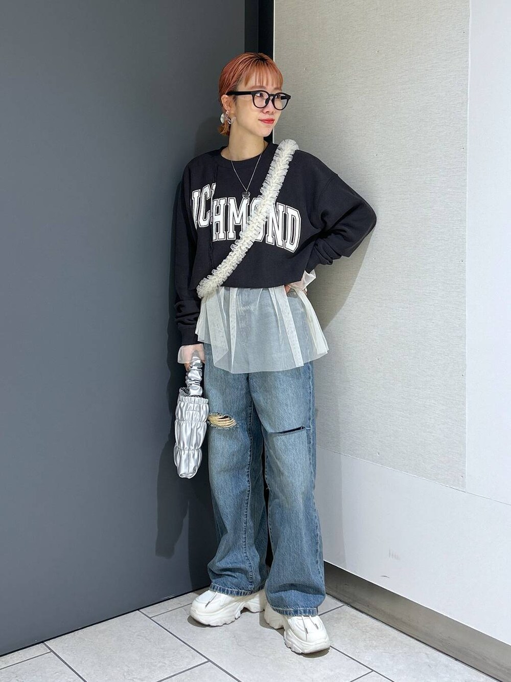 「女子ウケ、個性派、差し色コーデ、ママコーデ、冬コーデ、ローリーズスタイル_LOWRYS FARM、公認インフルエンサー_LOWRYS FARM、大人女子カジュアル_LOWRYS FARM、カジュアル、メガネ、LOWRYS FARM、着痩せ・細見え、スウェット、デニムパンツ、スニーカー」|「Me%のチュールモバイルストラップ 977893(スマホグッズ、ベージュ系)」を使った、milkさん(レディース・160cm)の冬コーディネートの2枚目の写真