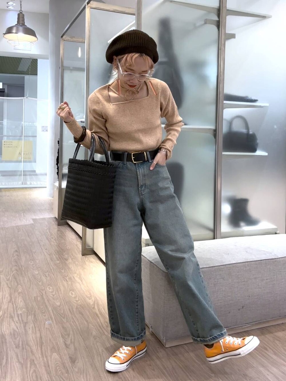 ブルー系のデニムパンツ、ピンク系のニット/セーター、その他のメガネを着用したレディースの秋コーディネートの3枚目の写真