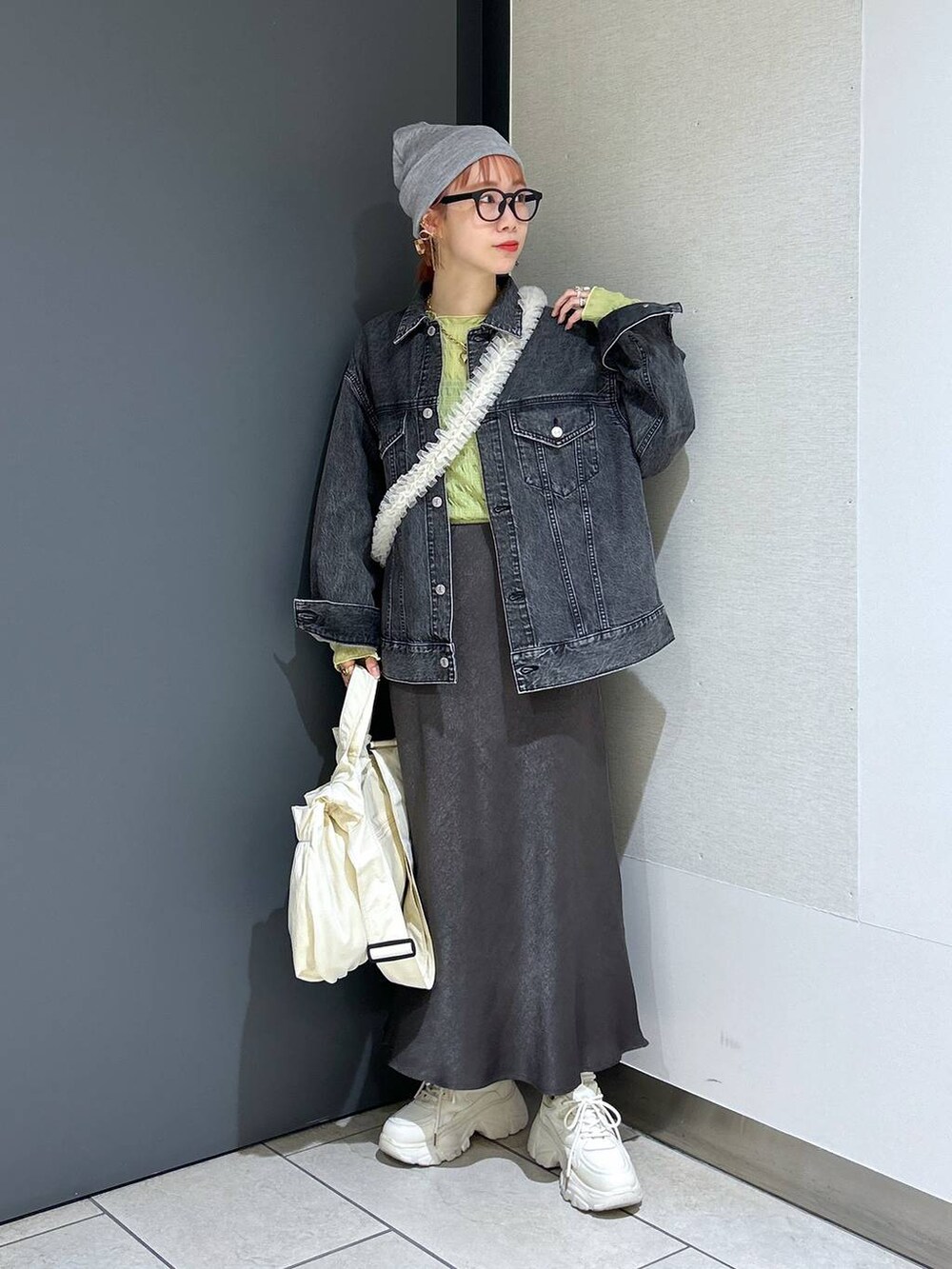 「個性派、差し色コーデ、ママコーデ、冬コーデ、ローリーズスタイル_LOWRYS FARM、LOWRYS FARM、着痩せ・細見え、アウター、デニムジャケット、スカート、ロングスカート、女子ウケ、公認インフルエンサー_LOWRYS FARM、大人女子カジュアル_LOWRYS FARM、カジュアル」|「LOWRYS FARMのステンレスハートトップネックレス 967887(ネックレス、ブラウン系)」を使った、milkさん(レディース・160cm)の冬コーディネートの7枚目の写真