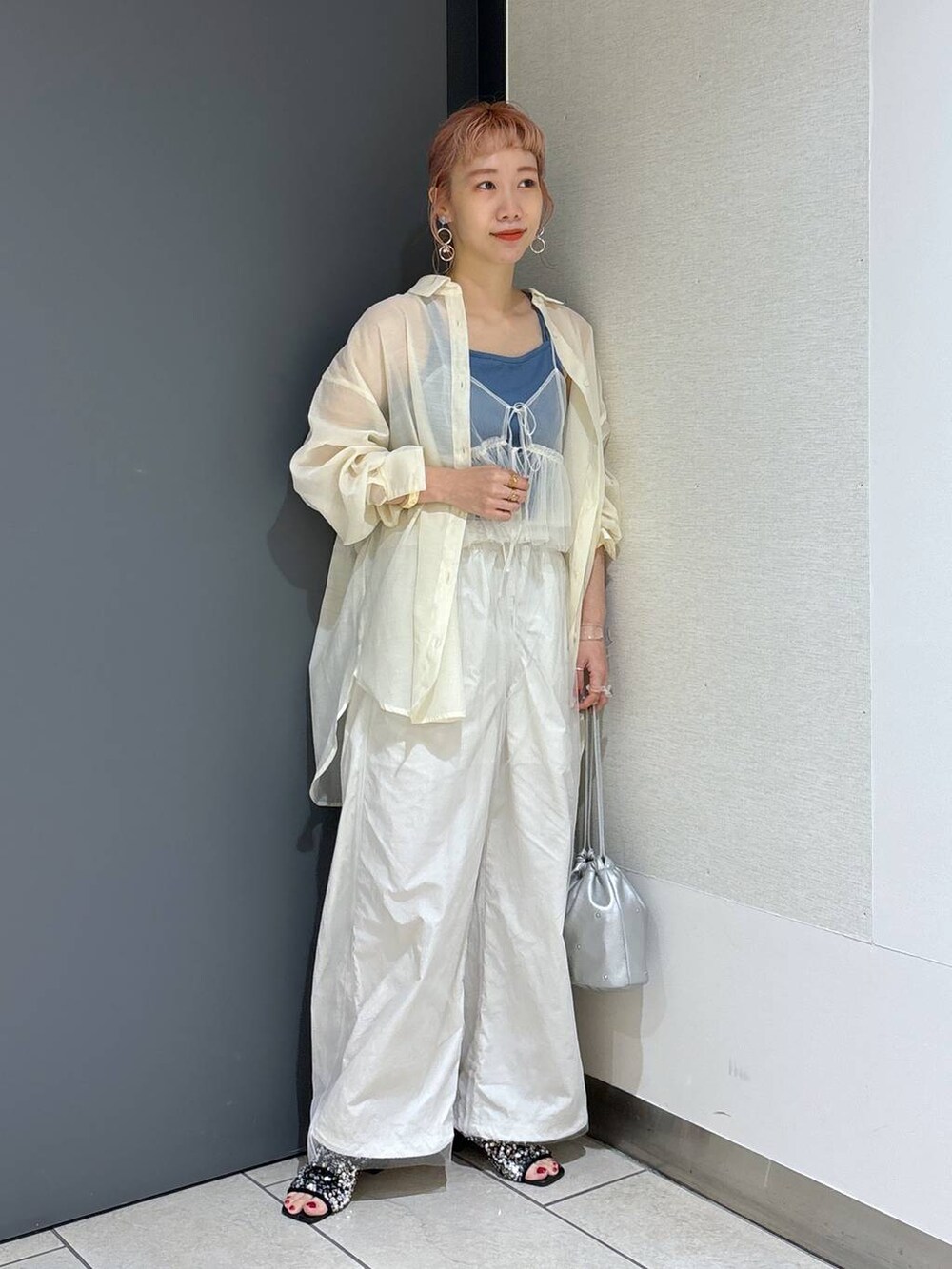 ブルー系のTシャツ/カットソー、ホワイト系のその他パンツ、シルバー系のショルダーバッグを着用したレディースの夏コーディネートの2枚目の写真