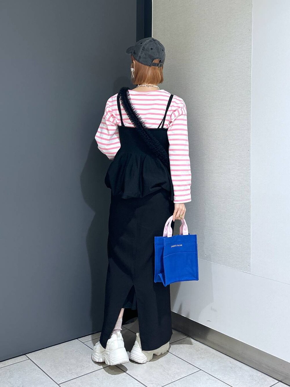 「キャミワンピース、キャミソール、ワンピース、キャップ、スニーカー、女子ウケ、個性派、差し色コーデ、ママコーデ、春コーデ、ローリーズスタイル_LOWRYS FARM、公認インフルエンサー_LOWRYS FARM、大人女子カジュアル_LOWRYS FARM、カジュアル、メガネ」｜「LOWRYS FARMのウォッシュドＣＡＰＮＥＷＥＲＡ　102577（キャップ、ブラック系）」を使った、milkさん（レディース・160cm）の春コーディネートの4枚目の写真