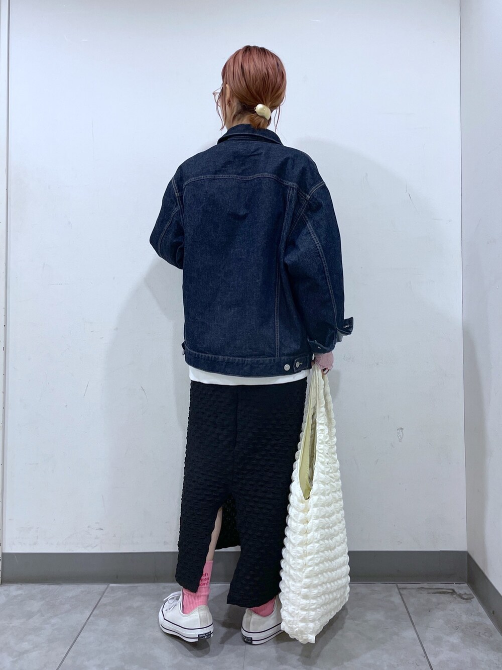 「LOWRYS FARM、ローリーズファーム(LOWRYS FARM)、Gジャン、デニム、デニムジャケット、スウェット、スカート、タイトスカート、カラーソックス、メガネ女子、めがね、トートバッグ、ポコポコ、スニーカー、ママコーデ」｜「LOWRYS FARMのポコポコトート（バッグ、ホワイト系）」を使った、milkさん（レディース・160cm）の冬コーディネートの3枚目の写真