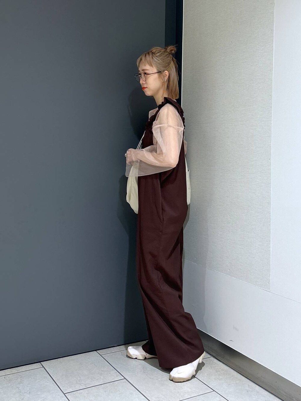 「女子ウケ、個性派、差し色コーデ、ママコーデ、春コーデ、ローリーズスタイル_LOWRYS FARM、公認インフルエンサー_LOWRYS FARM、大人女子カジュアル_LOWRYS FARM、カジュアル、メガネ、LOWRYS FARM、着痩せ・細見え、サロペット、レイヤードスタイル、ビスチェ」|「LOWRYS FARMのスタイルUPクロスカップキャミ 100757(Tシャツ/カットソー、ブラック系)」を使った、milkさん(レディース・160cm)の春コーディネートの2枚目の写真