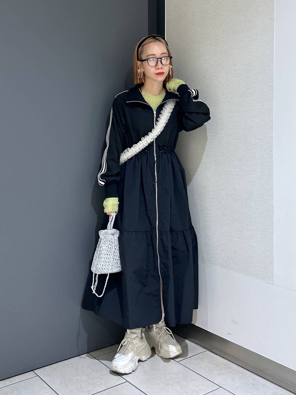 「ワンピース、スニーカー、女子ウケ、個性派、差し色コーデ、ママコーデ、春コーデ、ローリーズスタイル_LOWRYS FARM、公認インフルエンサー_LOWRYS FARM、大人女子カジュアル_LOWRYS FARM、カジュアル、メガネ、LOWRYS FARM、着痩せ・細見え」|「LOWRYS FARMの曇り止め付メガネ 952570(メガネ、その他)」を使った、milkさん(レディース・160cm)の春コーディネートの2枚目の写真