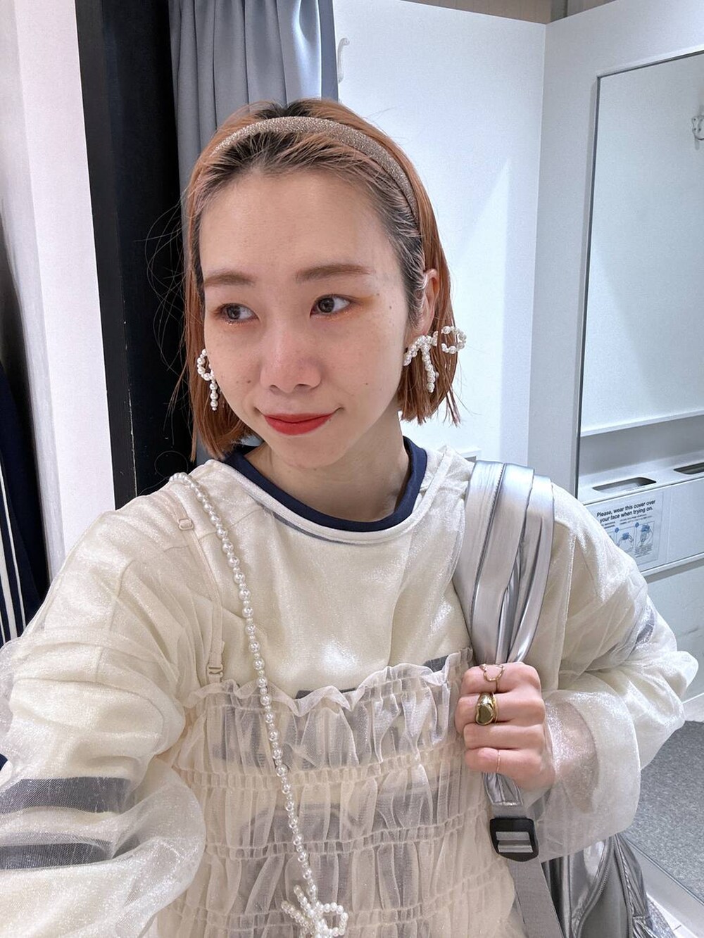 「女子ウケ、個性派、差し色コーデ、ママコーデ、春コーデ、ローリーズスタイル_LOWRYS FARM、公認インフルエンサー_LOWRYS FARM、大人女子カジュアル_LOWRYS FARM、カジュアル、メガネ、LOWRYS FARM、着痩せ・細見え」｜「LOWRYS FARMのナンバリングTシャツ 107459（Tシャツ/カットソー、ベージュ系）」を使った、milkさん（レディース・160cm）の春コーディネートの8枚目の写真
