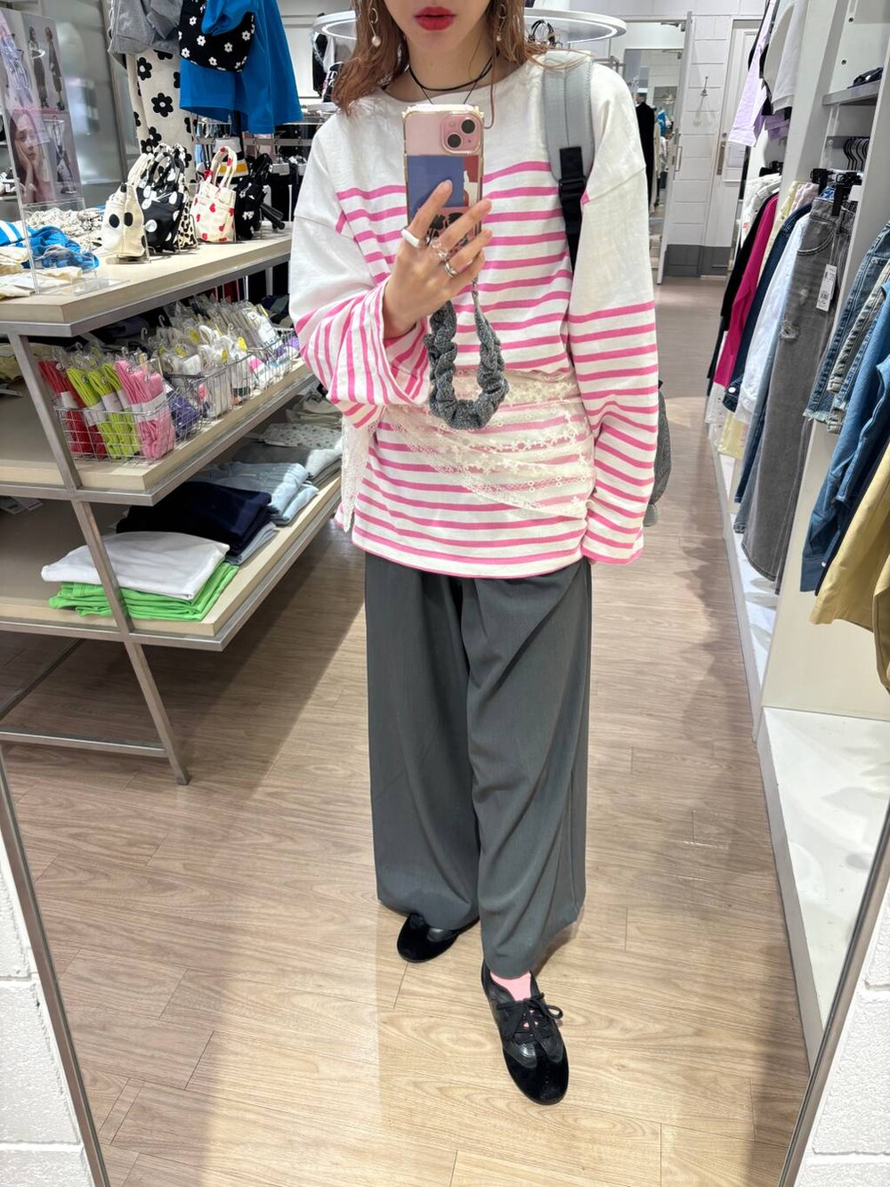 「女子ウケ、個性派、差し色コーデ、ママコーデ、春コーデ、ローリーズスタイル_LOWRYS FARM、公認インフルエンサー_LOWRYS FARM、大人女子カジュアル_LOWRYS FARM、カジュアル、メガネ、LOWRYS FARM、着痩せ・細見え、キャップ、ワイドパンツ、リュック・バッグ」|「LOWRYS FARMのLAWSONボーダーT 151500(Tシャツ/カットソー、ピンク系)」を使った、milkさん(レディース・160cm)の春コーディネートの6枚目の写真