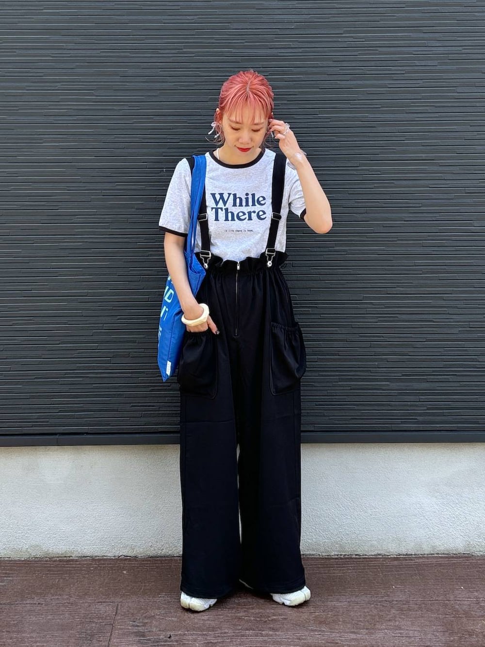 グレー系のTシャツ/カットソー、ブラック系のワンピース、ブラック系のバレッタ/ヘアクリップを着用したレディースの夏コーディネートの2枚目の写真