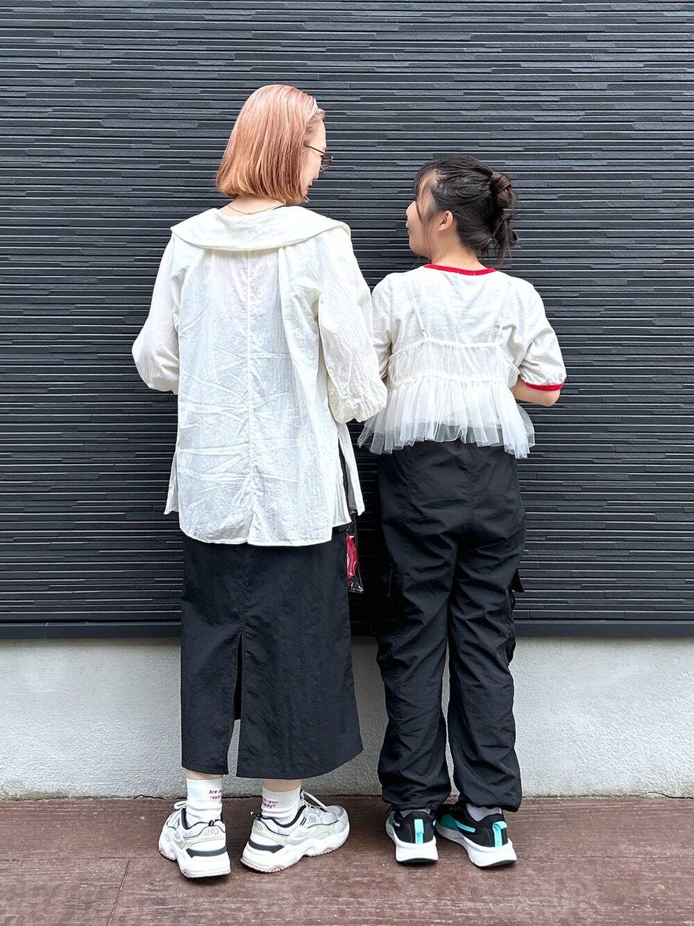 「ママコーデ、メガネ、着痩せ・細見え、女子ウケ、個性派、差し色コーデ、春コーデ、ローリーズスタイル_LOWRYS FARM、公認インフルエンサー_LOWRYS FARM、大人女子カジュアル_LOWRYS FARM、カジュアル、LOWRYS FARM、Tシャツ、キャミソール」|「LOWRYS FARMの2WAYポケジャンスカ 102177(ワンピース、ブラック系)」を使った、milkさん(レディース・160cm)の春コーディネートの4枚目の写真