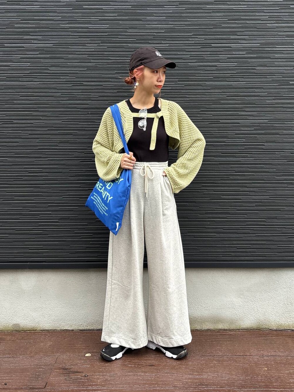 「着痩せ・細見え、スウェット、スウェットパンツ、キャップ、女子ウケ、個性派、差し色コーデ、ママコーデ、春コーデ、ローリーズスタイル_LOWRYS FARM、公認インフルエンサー_LOWRYS FARM、大人女子カジュアル_LOWRYS FARM、カジュアル、メガネ、LOWRYS FARM」｜「LOWRYS FARMのスウェットワイドパンツ　127528（スウェットパンツ、グレー系）」を使った、milkさん（レディース・160cm）の夏コーディネートの7枚目の写真