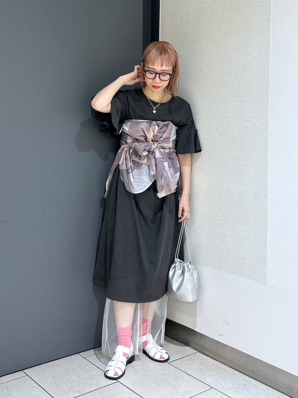 「女子ウケ、個性派、差し色コーデ、ママコーデ、春コーデ、ローリーズスタイル_LOWRYS FARM、公認インフルエンサー_LOWRYS FARM、大人女子カジュアル_LOWRYS FARM、カジュアル、メガネ、LOWRYS FARM、着痩せ・細見え、ワンピース、ソックス、シャツ」|「LOWRYS FARMのロゴプリントサーマルソックス 103904(シューズ小物/雑貨、ピンク系)」を使った、milkさん(レディース・160cm)の春コーディネートの2枚目の写真