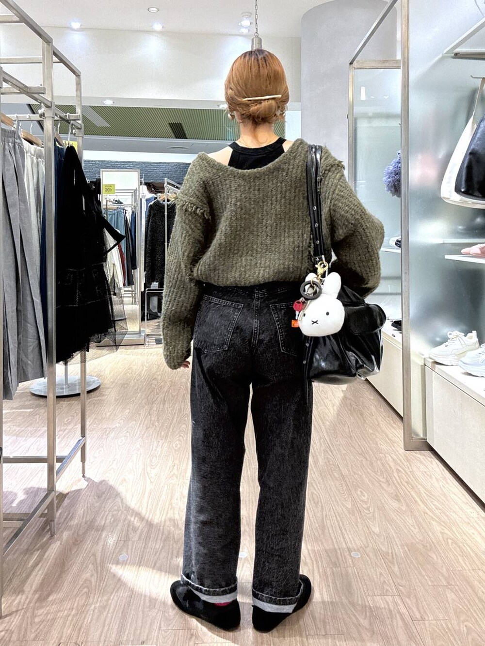 「ニット、冬コーデ、スニーカー、デニムパンツ、女子ウケ、個性派、差し色コーデ、ママコーデ、秋コーデ、ローリーズスタイル_LOWRYS FARM、公認インフルエンサー_LOWRYS FARM、大人女子カジュアル_LOWRYS FARM、カジュアル、メガネ、LOWRYS FARM」｜「LOWRYS FARMの２ＷＡＹフリンジメランジＬＳ　116690（ニット/セーター、グリーン系）」を使った、milkさん（レディース・160cm）の冬コーディネートの6枚目の写真