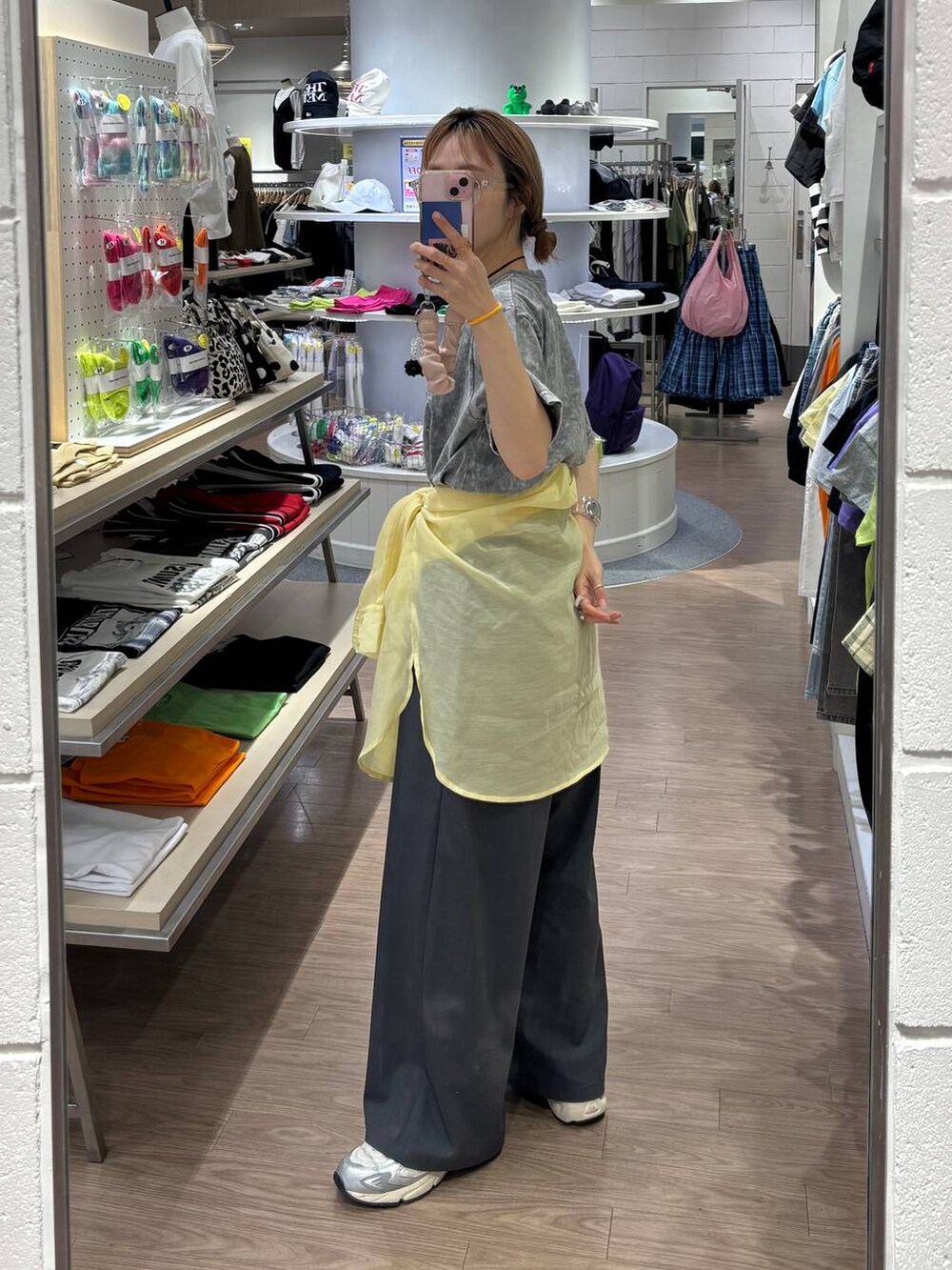 グレー系のスニーカー、イエロー系のシャツ/ブラウス、グレー系のその他パンツを着用したレディースの春コーディネートの4枚目の写真