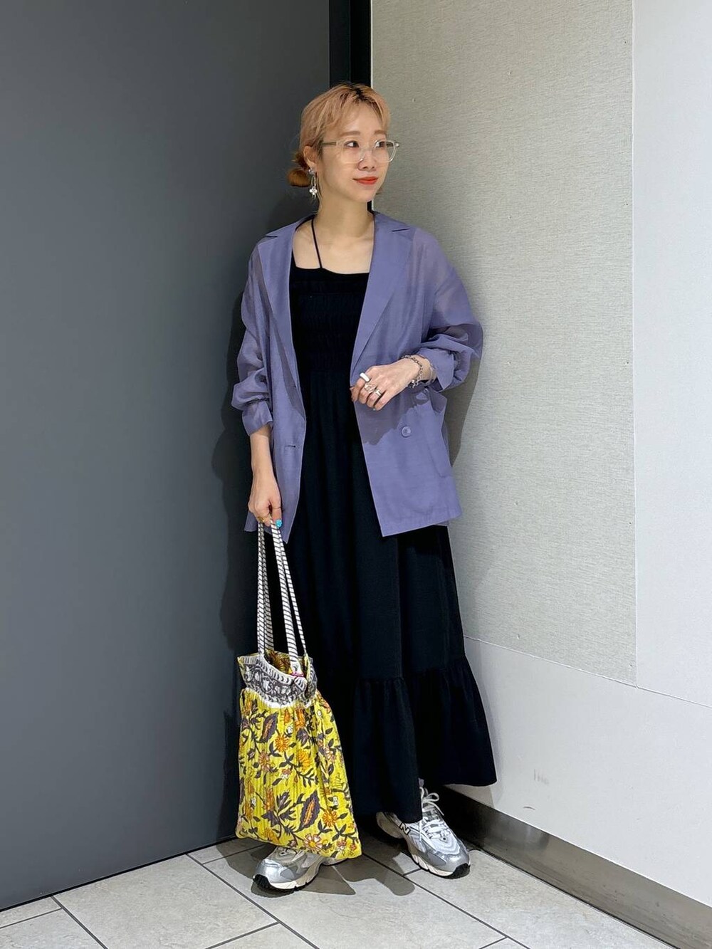 ブラック系のワンピース、ブラック系のキャミソール、イエロー系のトートバッグを着用したレディースの夏コーディネートの2枚目の写真