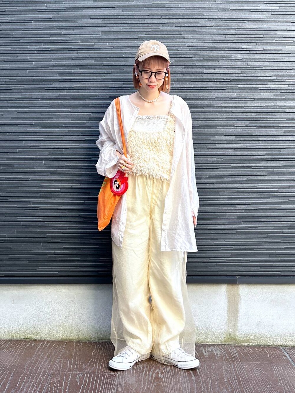 「メガネ、LOWRYS FARM、着痩せ・細見え、女子ウケ、個性派、差し色コーデ、ママコーデ、春コーデ、ローリーズスタイル_LOWRYS FARM、公認インフルエンサー_LOWRYS FARM、大人女子カジュアル_LOWRYS FARM、カジュアル、レイヤードスタイル」｜「LOWRYS FARMのアソートレイヤードパンツ　104210（その他パンツ、ベージュ系）」を使った、milkさん（レディース・160cm）の春コーディネートの5枚目の写真