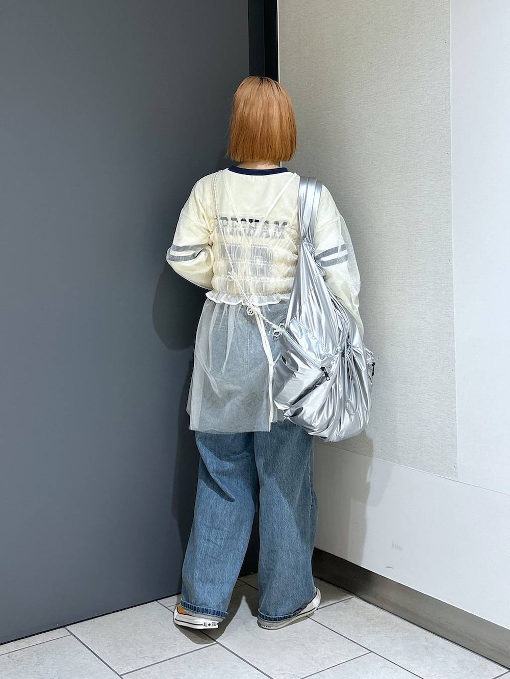 「女子ウケ、個性派、差し色コーデ、ママコーデ、春コーデ、ローリーズスタイル_LOWRYS FARM、公認インフルエンサー_LOWRYS FARM、大人女子カジュアル_LOWRYS FARM、カジュアル、メガネ、LOWRYS FARM、着痩せ・細見え」｜「LOWRYS FARMのナンバリングTシャツ 107459（Tシャツ/カットソー、ベージュ系）」を使った、milkさん（レディース・160cm）の春コーディネートの5枚目の写真