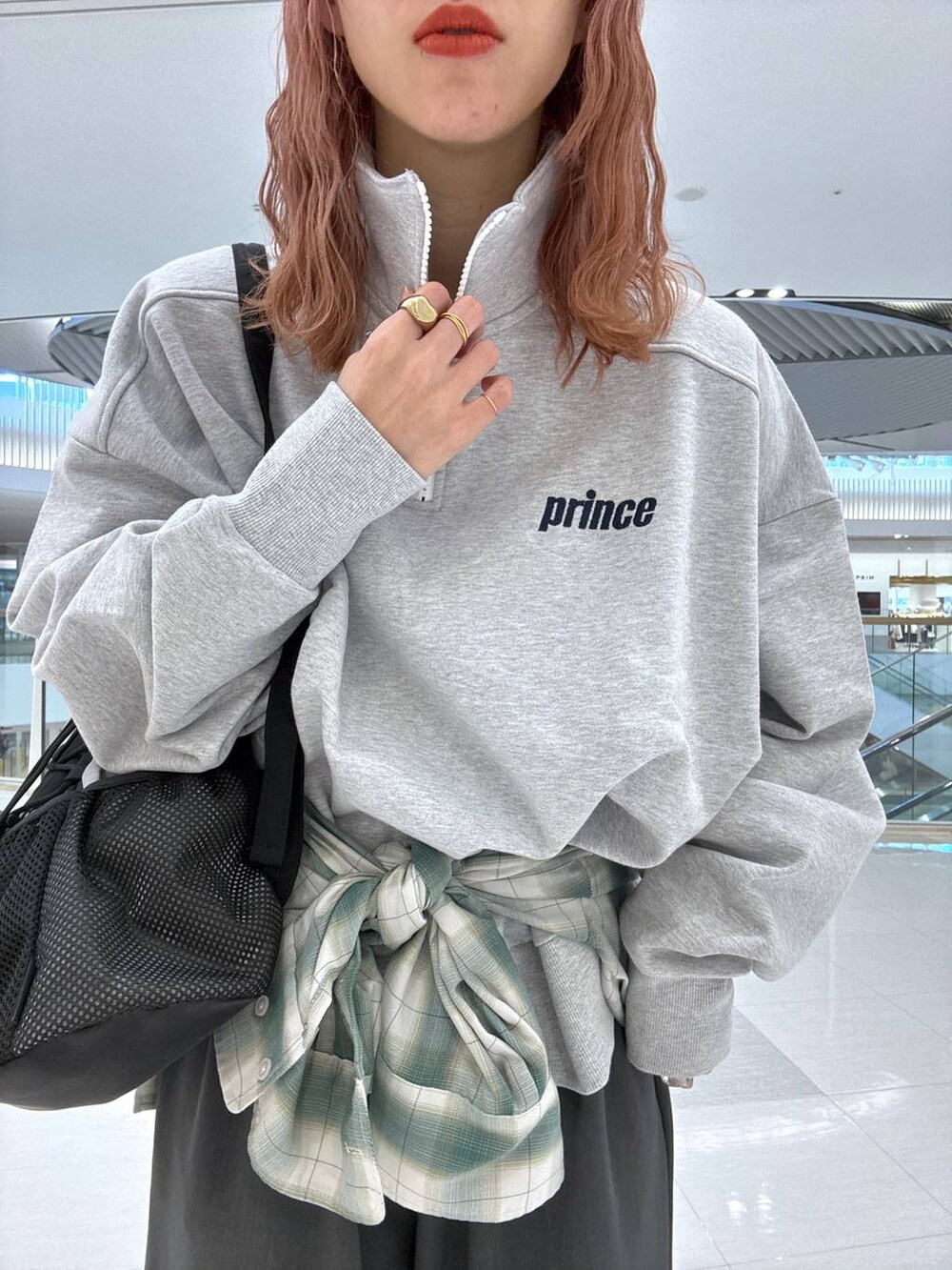 「女子ウケ、個性派、差し色コーデ、ママコーデ、冬コーデ、ローリーズスタイル_LOWRYS FARM、公認インフルエンサー_LOWRYS FARM、大人女子カジュアル_LOWRYS FARM、カジュアル、メガネ、LOWRYS FARM、着痩せ・細見え、秋冬新作」｜「LOWRYS FARMのカットリブタイトスカート　103920（スカート、レッド系）」を使った、milkさん（レディース・160cm）の冬コーディネートの8枚目の写真