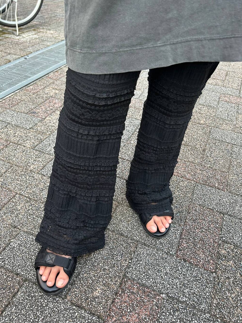 ホワイト系のボディバッグ/ウエストポーチ、ブラック系のその他パンツ、その他のサンダルを着用したレディースの夏コーディネートの9枚目の写真