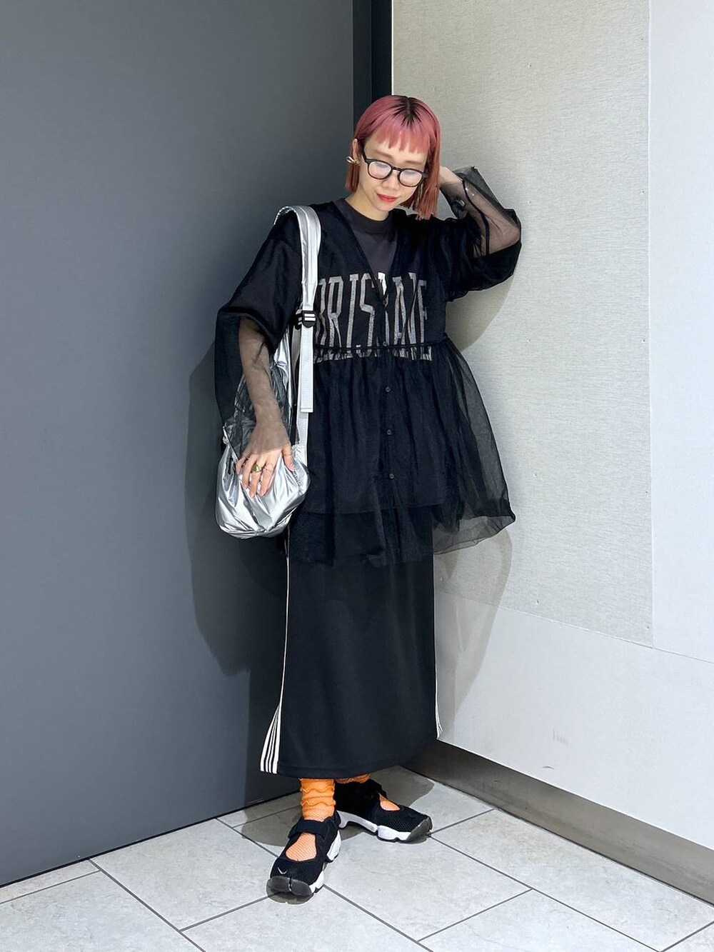 グレー系のTシャツ/カットソー、ブラック系のシャツ/ブラウス、ブラック系のスカートを着用したレディースの春コーディネートの6枚目の写真