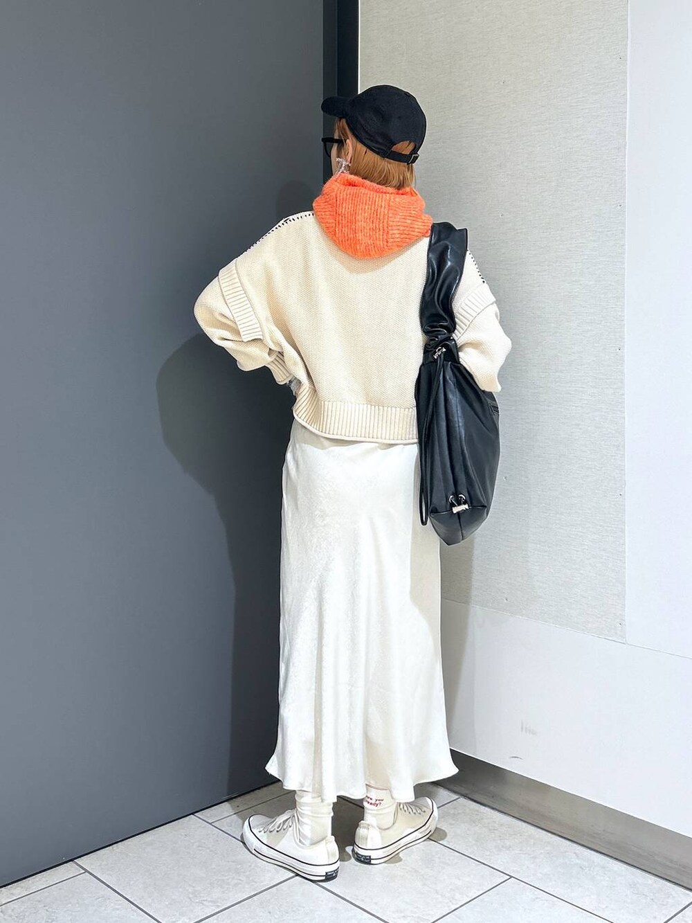 ホワイト系のTシャツ/カットソー、ブラック系のショルダーバッグ、ホワイト系のTシャツ/カットソーを着用したレディースの冬コーディネートの5枚目の写真