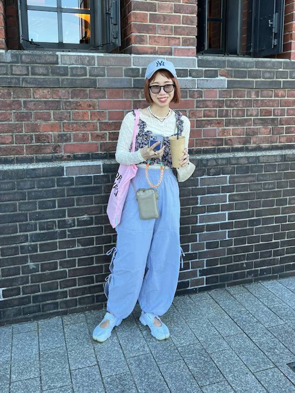 ホワイト系のボディバッグ/ウエストポーチ、ホワイト系のTシャツ/カットソー、その他のサンダルを着用したレディースの夏コーディネートの3枚目の写真