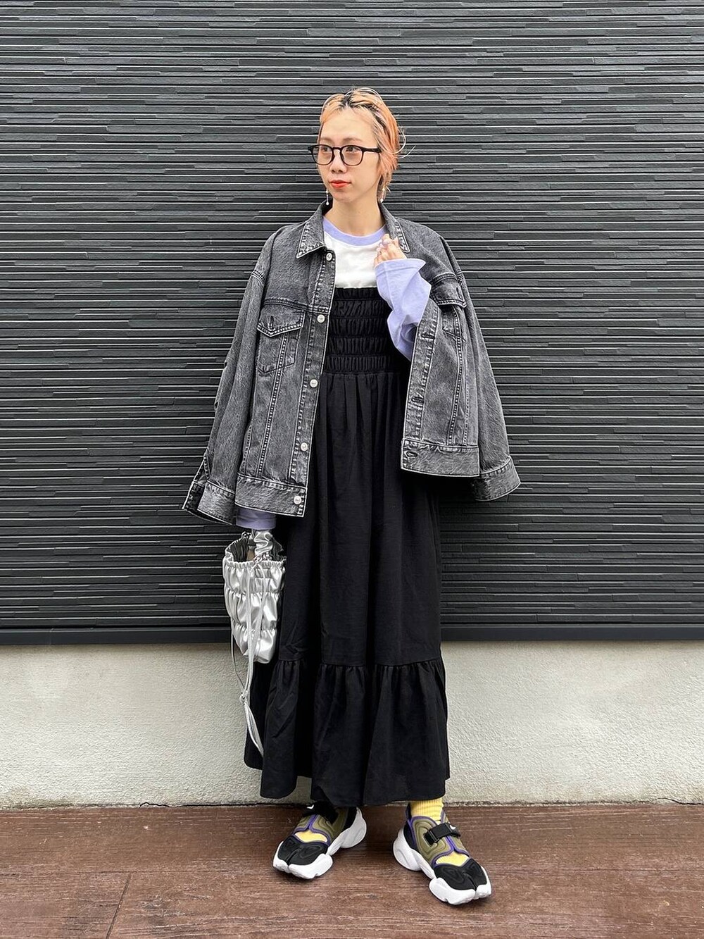 ブラック系のテーラードジャケット、グレー系のショルダーバッグ、ブラック系のワンピースを着用したレディースの春コーディネートの7枚目の写真