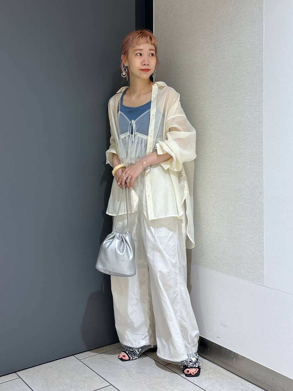 ブルー系のTシャツ/カットソー、ホワイト系のその他パンツ、シルバー系のショルダーバッグを着用したレディースの夏コーディネートの6枚目の写真