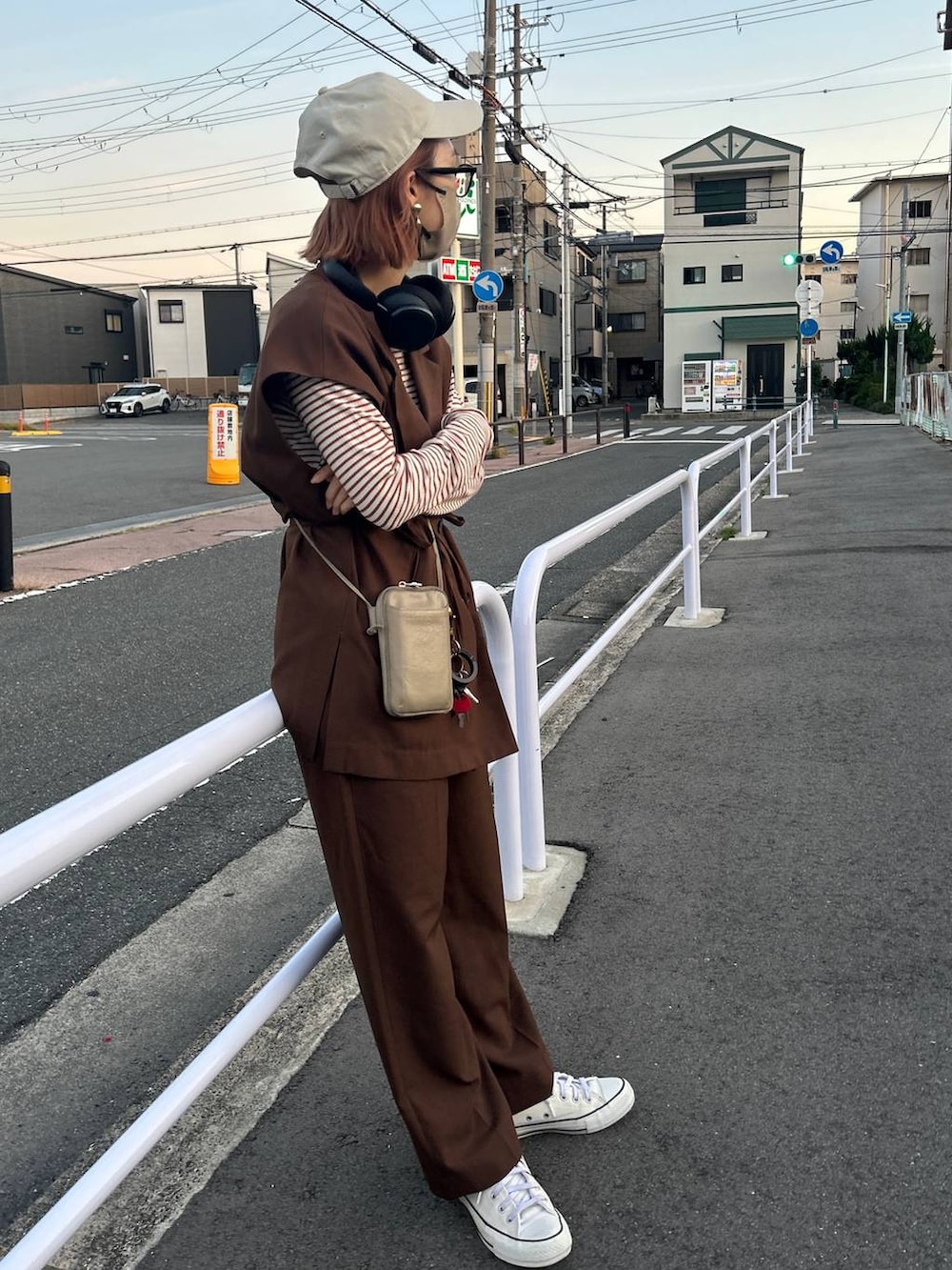 ブラウン系のTシャツ/カットソー、その他のメガネ、ベージュ系のキャップを着用したレディースの秋コーディネートの2枚目の写真