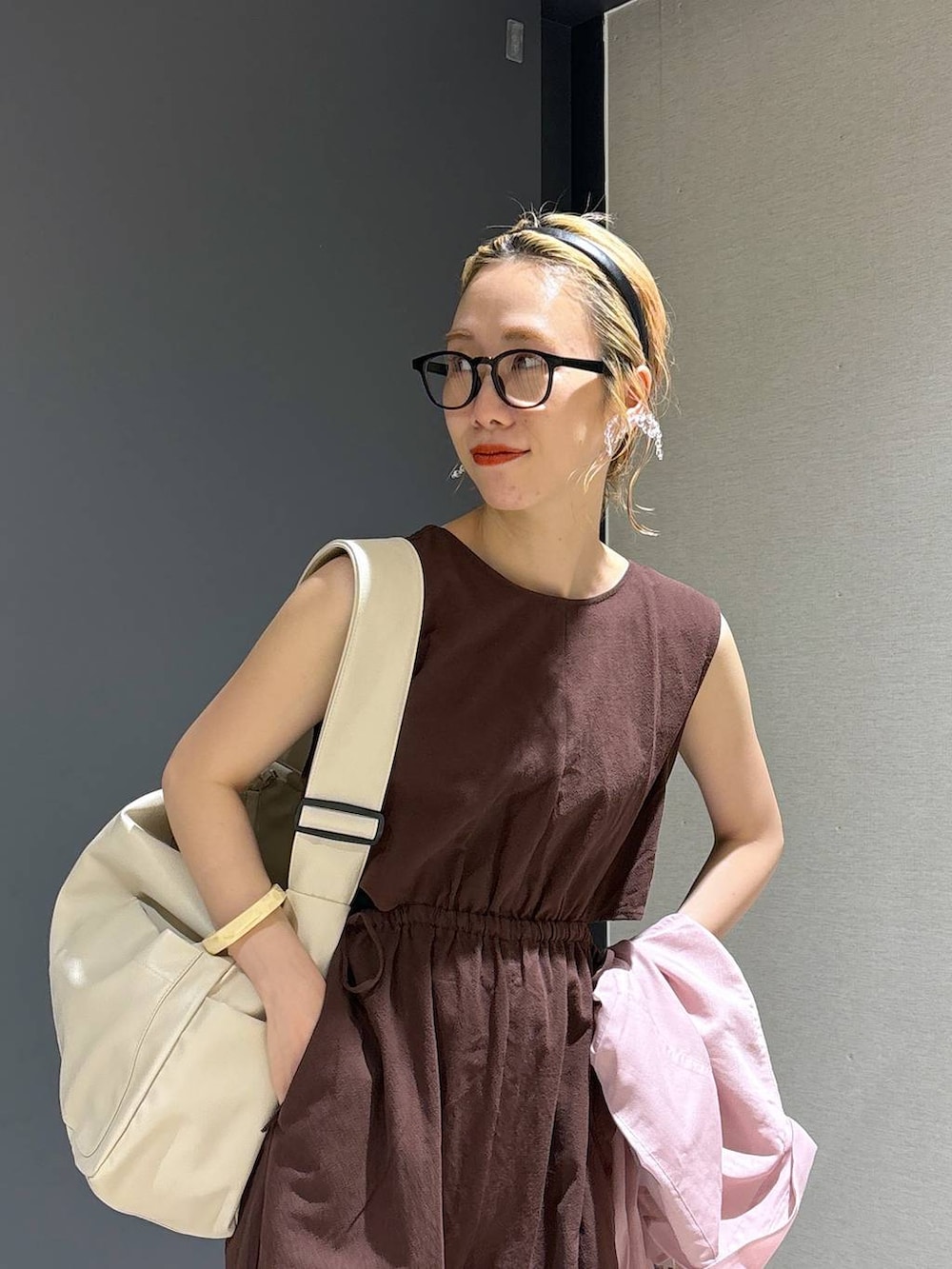 「シャツ、女子ウケ、個性派、差し色コーデ、ママコーデ、春コーデ、ローリーズスタイル_LOWRYS FARM、公認インフルエンサー_LOWRYS FARM、大人女子カジュアル_LOWRYS FARM、カジュアル、メガネ、LOWRYS FARM、着痩せ・細見え」｜「LOWRYS FARMのオールインワン  107994（サロペット/オーバーオール、ブラウン系）」を使った、milkさん（レディース・160cm）の夏コーディネートの9枚目の写真