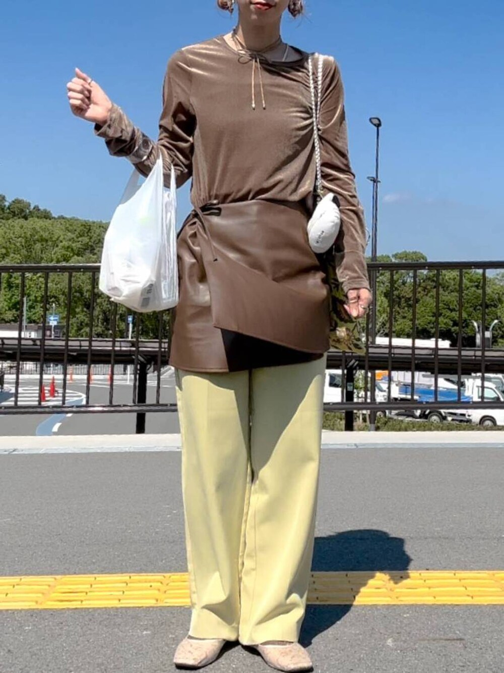 「女子ウケ、個性派、差し色コーデ、ママコーデ、ローリーズスタイル_LOWRYS FARM、公認インフルエンサー_LOWRYS FARM、大人女子カジュアル_LOWRYS FARM、カジュアル、LOWRYS FARM、着痩せ・細見え、Me%、トートバッグ、秋コーデ、niko and ...」｜「niko and...のキルト巾着トート（トートバッグ、イエロー系）」を使った、milkさん（レディース・160cm）の秋コーディネートの6枚目の写真