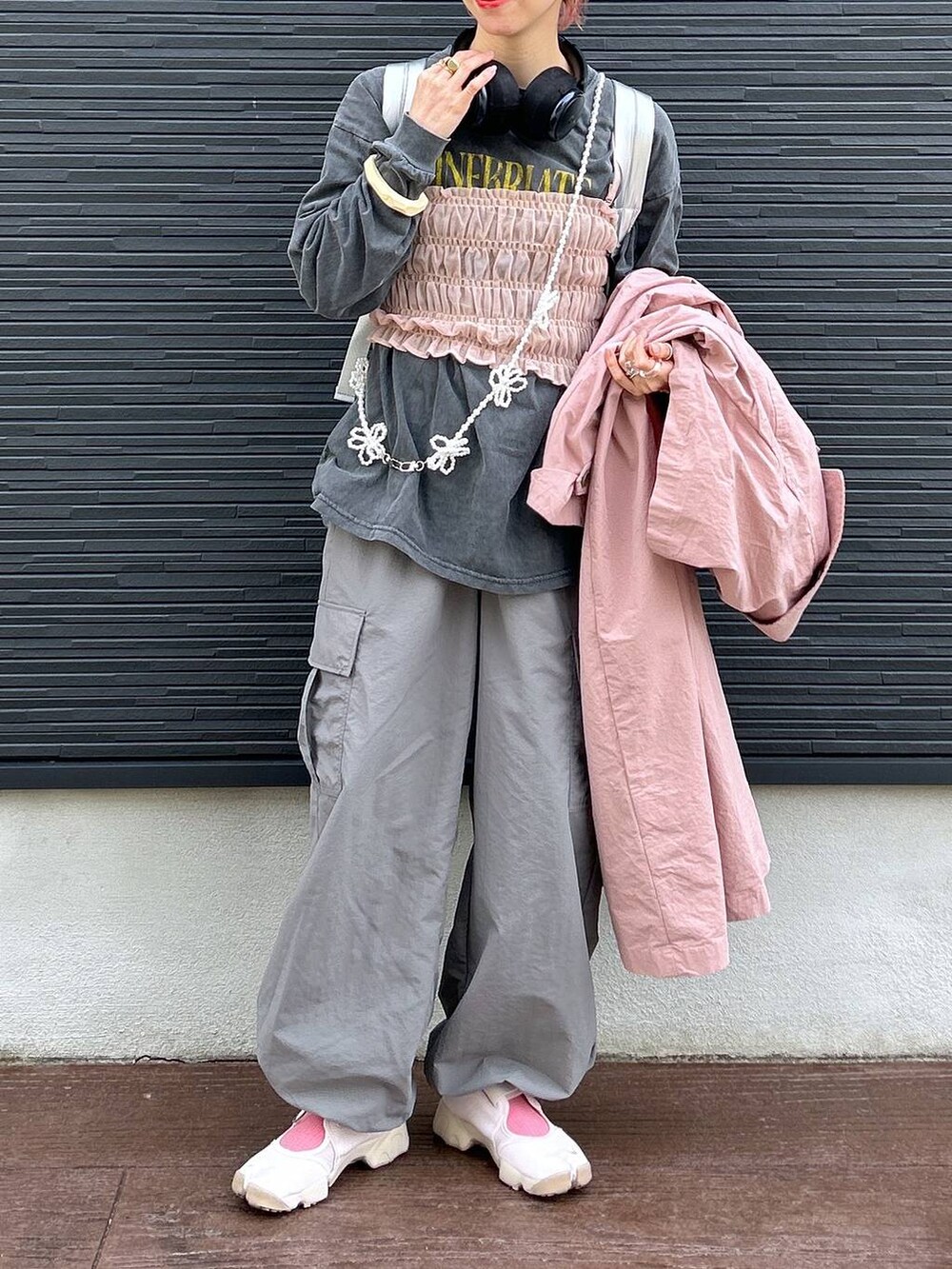 「ビスチェ、ヘアアクセサリー、ソックス、女子ウケ、個性派、差し色コーデ、ママコーデ、春コーデ、ローリーズスタイル_LOWRYS FARM、公認インフルエンサー_LOWRYS FARM、大人女子カジュアル_LOWRYS FARM、カジュアル、メガネ、LOWRYS FARM、着痩せ・細見え」|「LOWRYS FARMのロゴプリントサーマルソックス 103904(シューズ小物/雑貨、ピンク系)」を使った、milkさん(レディース・160cm)の春コーディネートの8枚目の写真