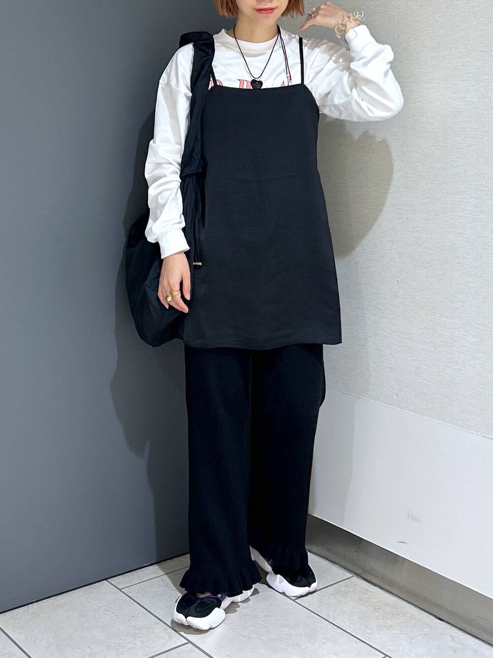 ブラック系のショルダーバッグ、ブラック系のその他パンツ、ブラック系のキャミソールを着用したレディースの夏コーディネートの2枚目の写真