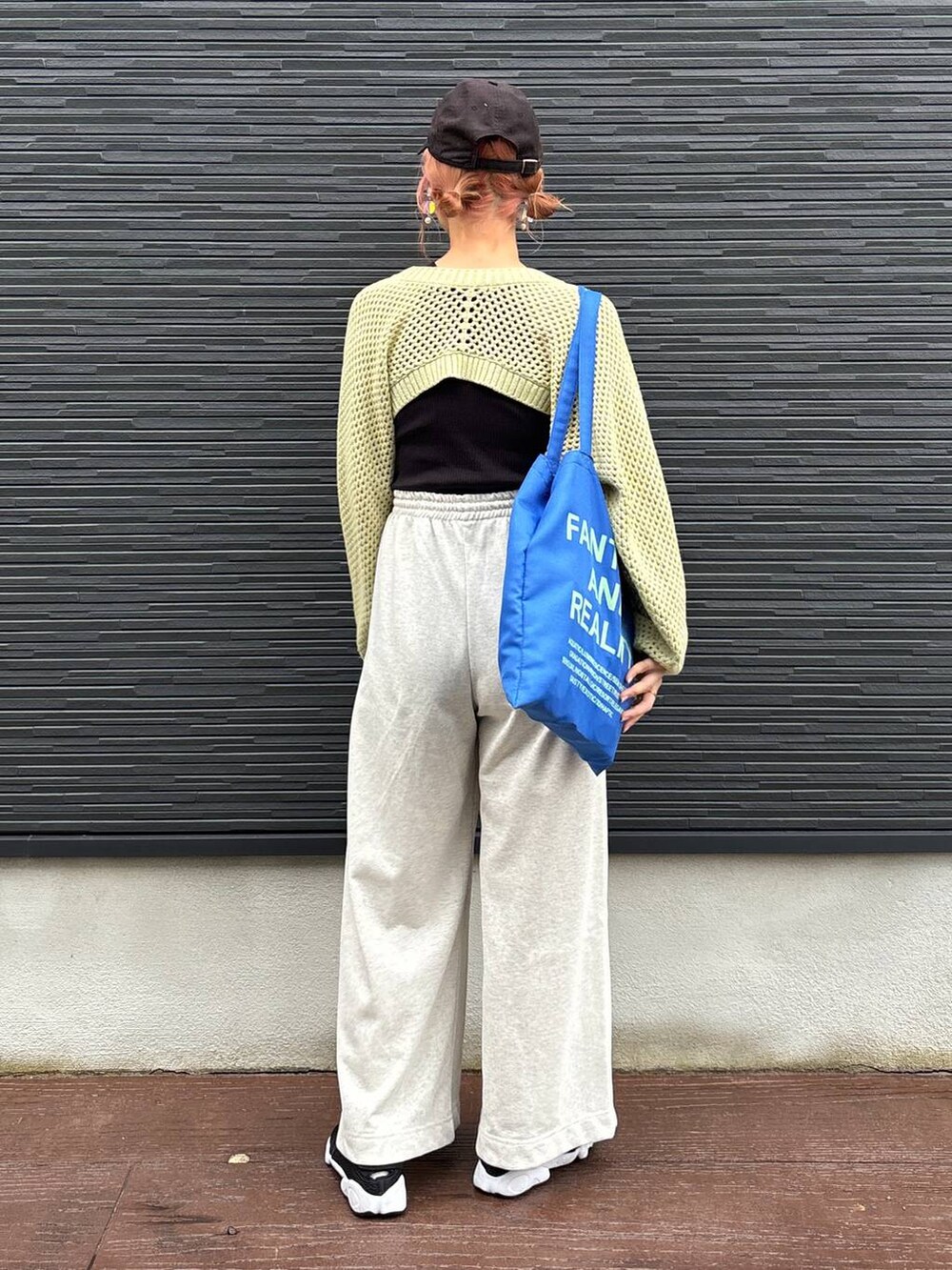 「着痩せ・細見え、スウェット、スウェットパンツ、キャップ、女子ウケ、個性派、差し色コーデ、ママコーデ、春コーデ、ローリーズスタイル_LOWRYS FARM、公認インフルエンサー_LOWRYS FARM、大人女子カジュアル_LOWRYS FARM、カジュアル、メガネ、LOWRYS FARM」｜「LOWRYS FARMのスウェットワイドパンツ　127528（スウェットパンツ、グレー系）」を使った、milkさん（レディース・160cm）の夏コーディネートの5枚目の写真