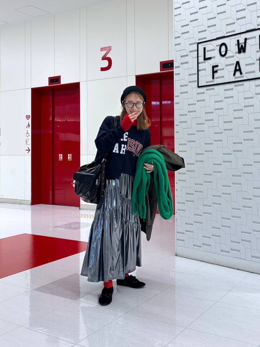 レッド系のニット/セーター、その他のショルダーバッグ、グレー系のスカートを着用したレディースの冬コーディネートの4枚目の写真