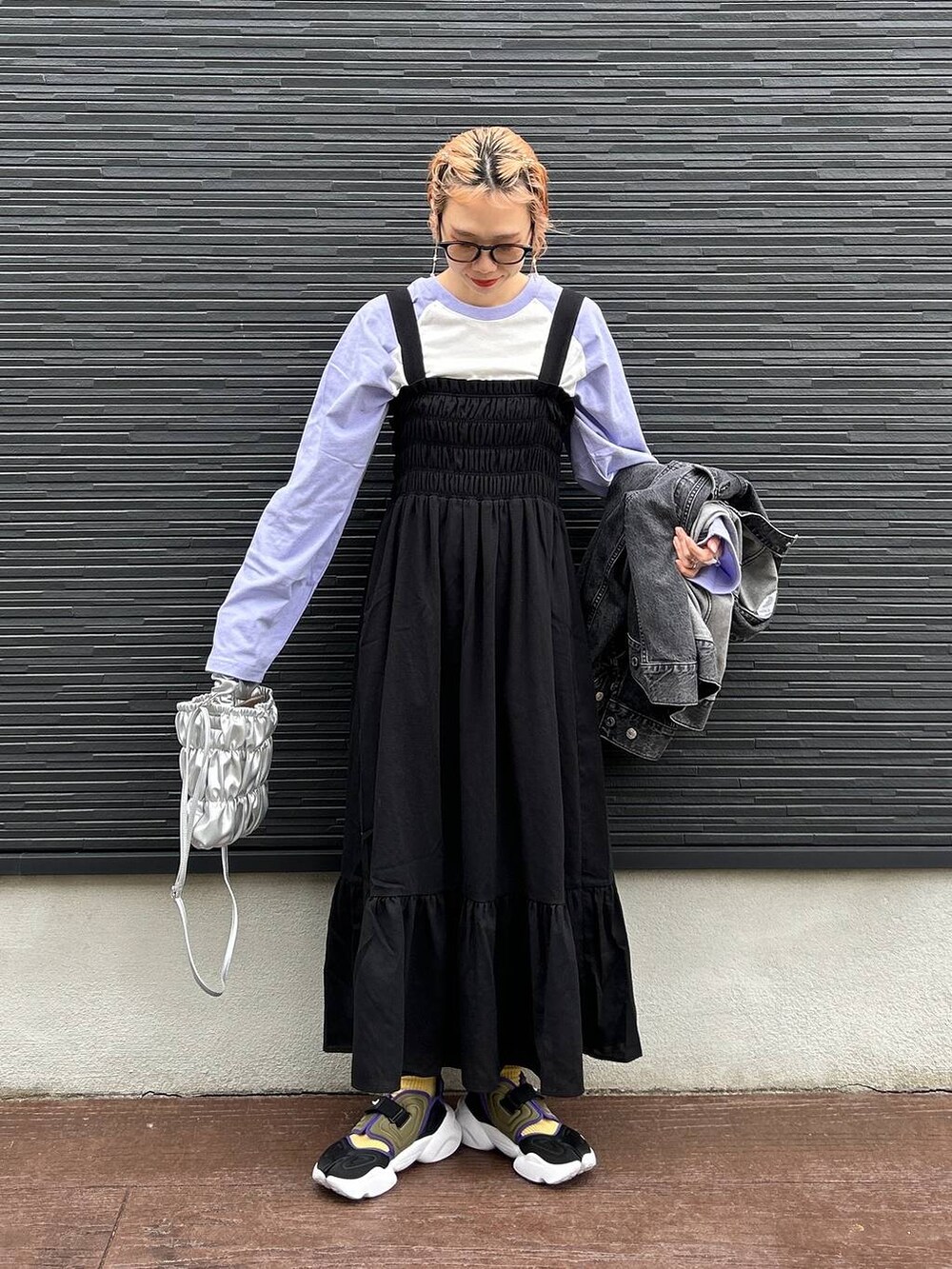 ブラック系のテーラードジャケット、グレー系のショルダーバッグ、ブラック系のワンピースを着用したレディースの春コーディネートの2枚目の写真