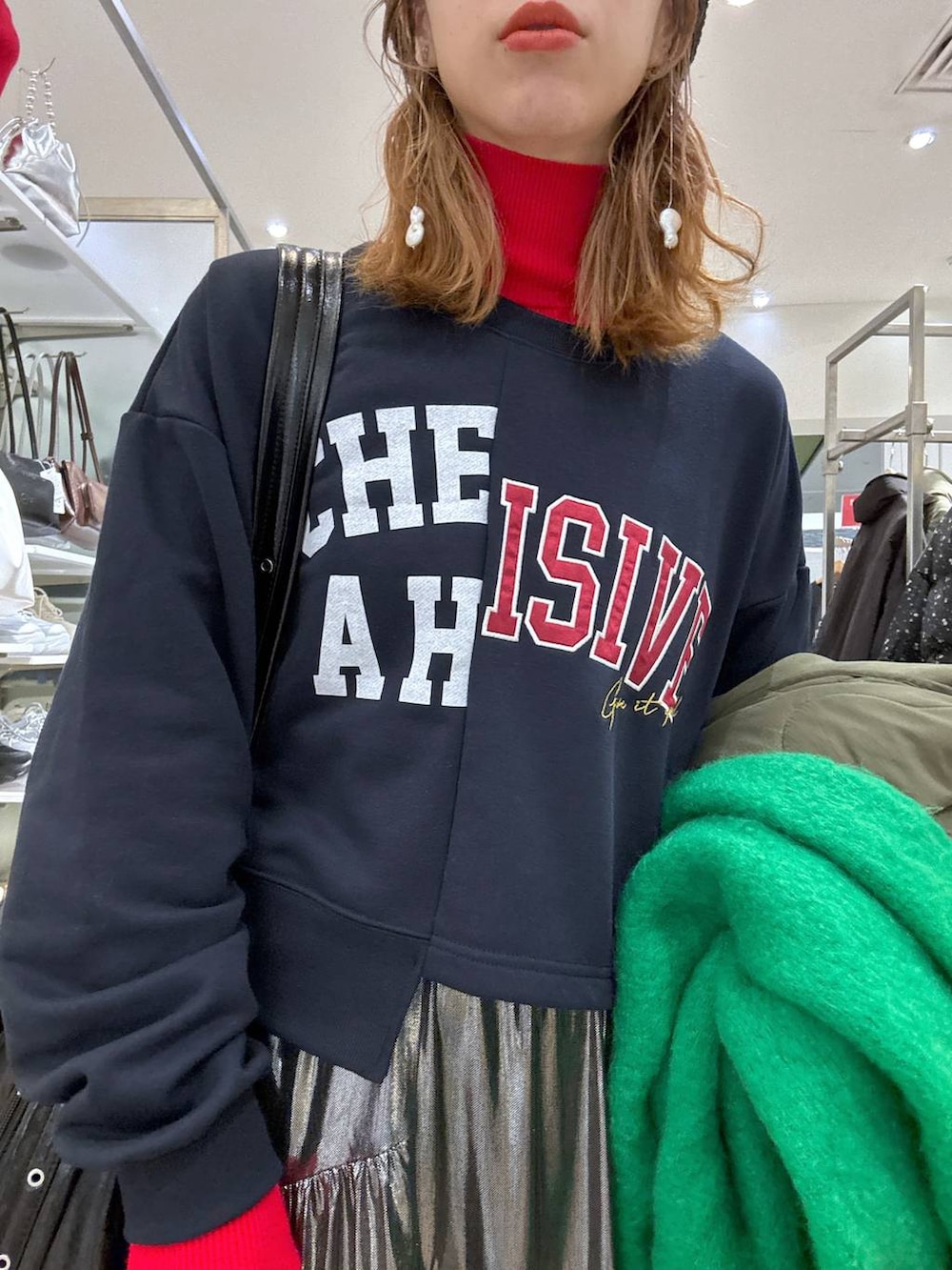 レッド系のニット/セーター、その他のショルダーバッグ、グレー系のスカートを着用したレディースの冬コーディネートの5枚目の写真