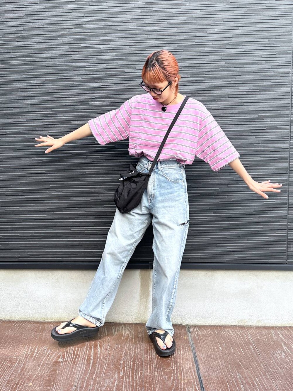 ピンク系のTシャツ/カットソー、ブラック系のショルダーバッグ、ブルー系のデニムパンツを着用したレディースの夏コーディネートの7枚目の写真